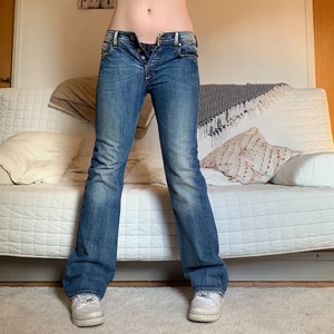 Lågmidjade Diesel Jeans - Säljer dessa superfina lågmidjade jeans från diesel som tyvärr är för små för mig😢 Storleken är W28L32, 78cm midja (inte stretchig), 80cm innerbenslängd! Jag på bilderna är 172cm lång och brukar ha storlek 38/W28/S-M❤️