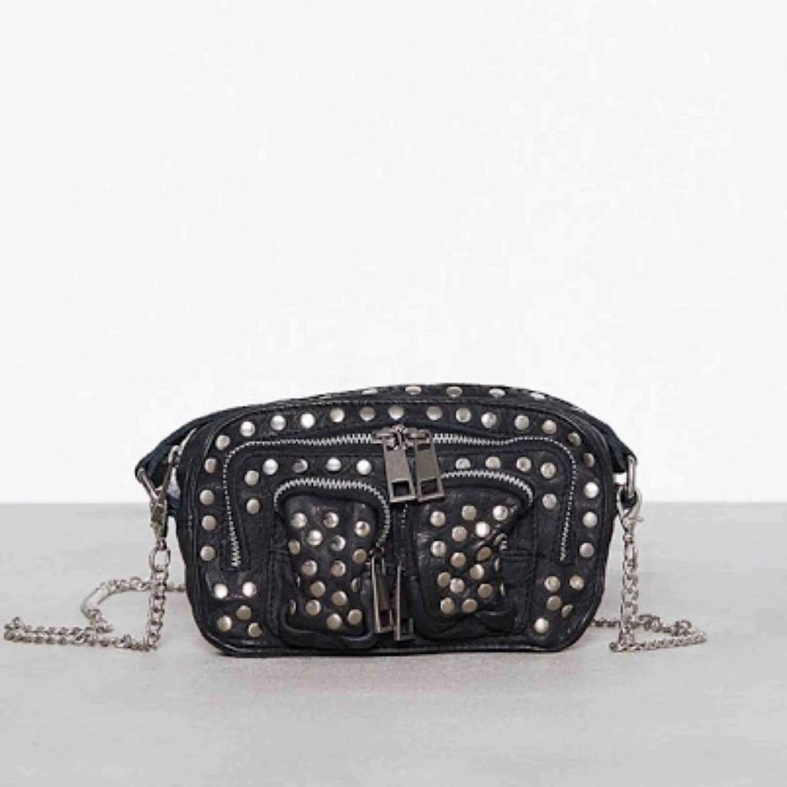 Säljer min väska med nitar!