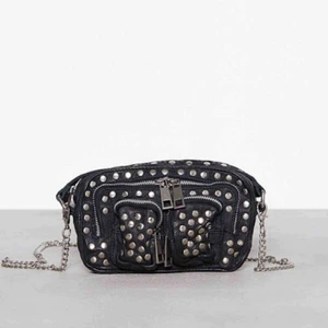 Säljer min väska med nitar! - Säljer min jättefina Väska från Nunoo bag då den inte längre kommer till användning! Jättefin och stilren, skriv för mer info och bilder💞💓 (då det är väldigt många intresserade har jag satt på budgivning, budet ligger just nu på 500kr)