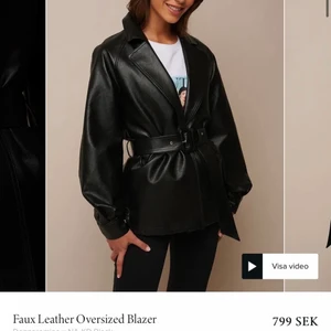 Faux leather jacka/blazer med bälte - Säljer denna fina jacka/blazer då den bara hänger i garderoben. Från NA-KD, Donnaromina’s kollektion. Storlek 36. Fint skick, inga skavanker. Köparen står för frakten 💗