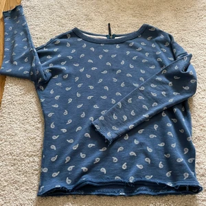 Tommy hilfiger tröja - Världens snyggaste Tommy hilfigertröja. I superfint skick, inget sliten eller liknande förutom ett litet märke/hål på baksidan av vänster arm (mer ett märke än ett hål då det inte gått upp alls). Storlek XS men skulle mer säga S.  BJUDER PÅ FRAKTEN