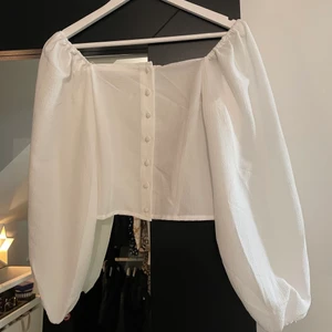 Vit blus - Snygg vit blus med puffärmar. Säljer pga för liten.