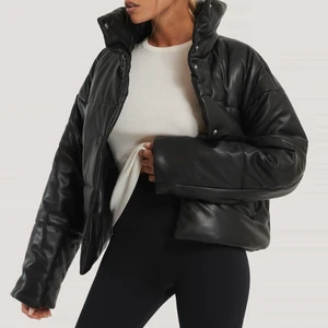 NA-KD jacka  - Säljer denna vadderade Pu-jacka från NA-KD i storlek 34, superfint skick🖤 perfect nu till kallare tider. Verkligen en super skön jacka! Lång i armarna!