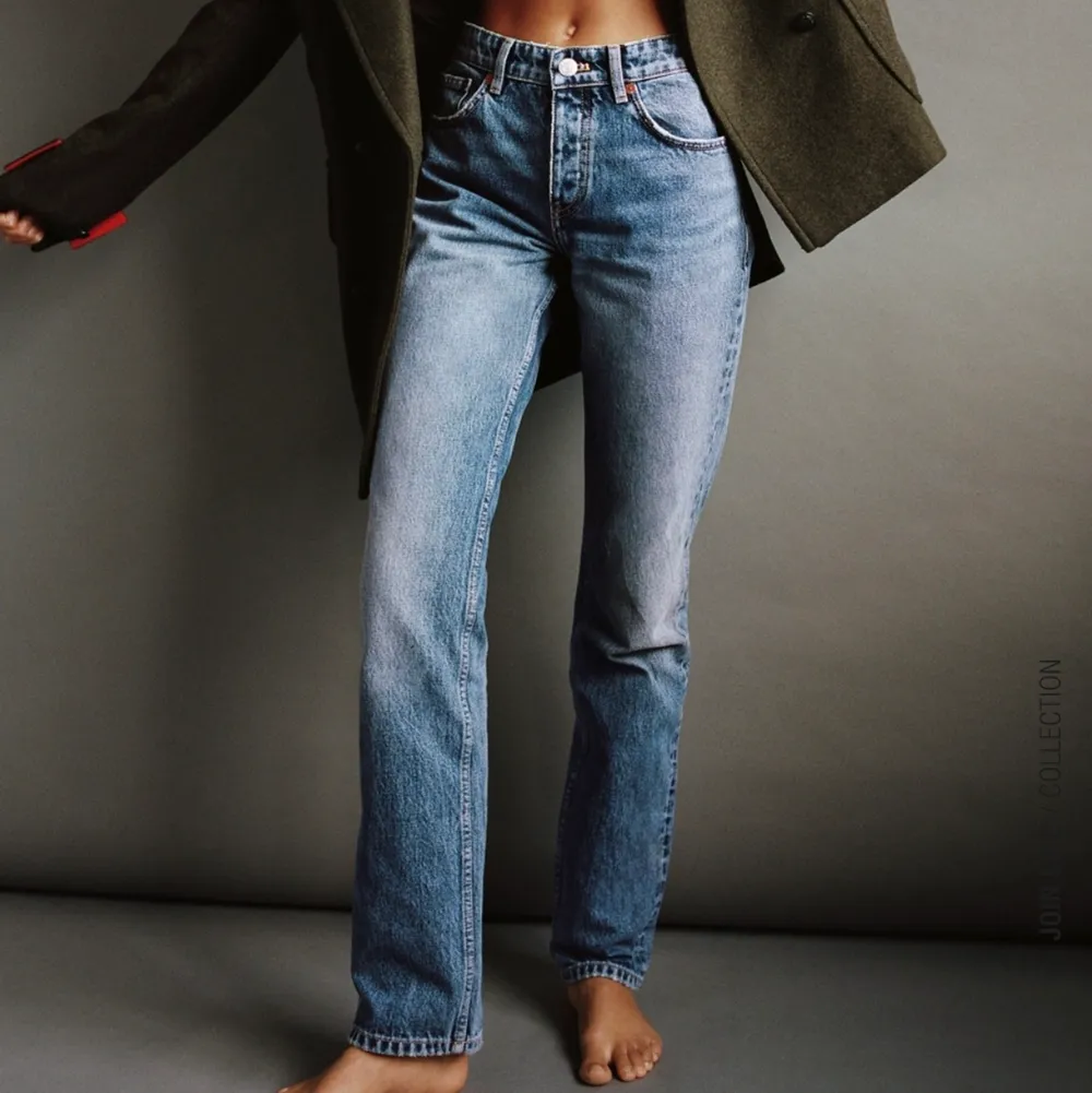 Mid waist jeansen från zara i storlek 36! Just nu slutsålda på hemsidan. Aldrig använda 💕💕. Jeans & Byxor.
