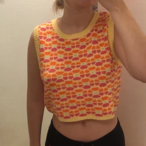 stickad väst - säljer denna stickade västen från zara, säljer pågrund av att jag inte får någon användning av den, köparen står för frakten 💕