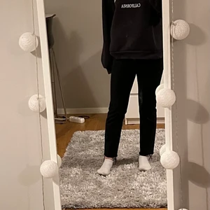 Zara jeans  - Säljer mina fina zara slim jeans ankel midrise, som är avklippta nedtill. Jeansen passar mig perfekt i längd som är 165. De är även i nyskick. Säljer också dessa jeans i blå. Säljs då dem har blivit för små. Köparen står för frakten. Kom privat för fler bilder💗