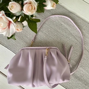 Väska - Säljer en lila väska. Bandet är avtagbart. Aldrig använd så den är i nyskick! Köpare står för frakt💜