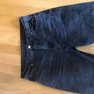 Monki jeans - Säljer dom här fina jeansen från monki i storlek 30 eftersom de är för stora på mig. De är i bra skick och har inte använts mycket. Köpte för 300kr. Skriv privat om intresse🥰 köparen står för frakt.💕