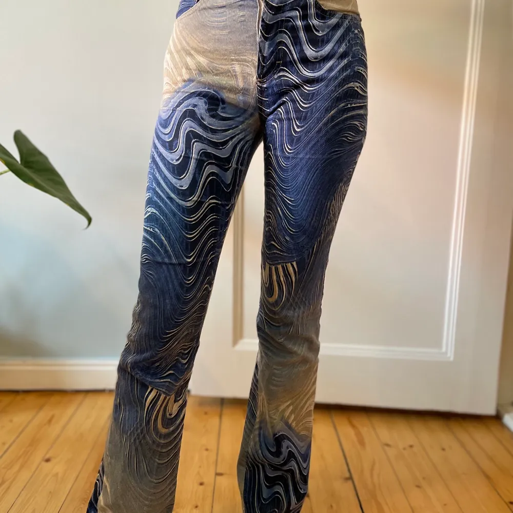 Super snygga jeans som sitter som en smäck! Älskar mönstret och färgerna är så fina!. Jeans & Byxor.