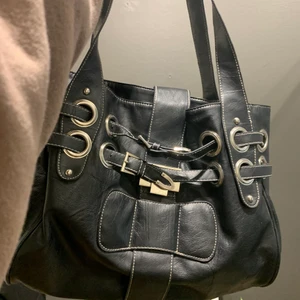 Väska - Svart väska vädligt retro. Min mammas gamla väska så vet ej vart den är ifrån, toppskick. Får plats en dator i den.