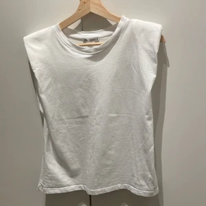 T shirt - T shirt med vadderade ärmar från zara, använd 1 gång