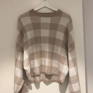 Rutig stickad tröja - Såå fin rutig stickad tröja från Gina Tricot som tyvärr aldrig kommer till användning. Den är knappt använd så är därav i superfint skick💗 Köpare står för frakt!🌟