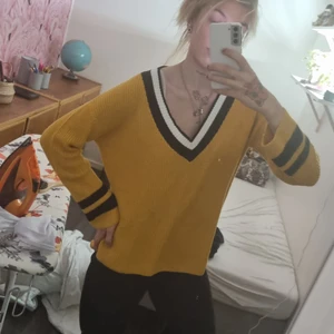 Vringad  - Så snygg stickad v ringad tröja! 29 kr + frakt. Samfraktar vid köp av flera varor ❤ läs bio. Kram!