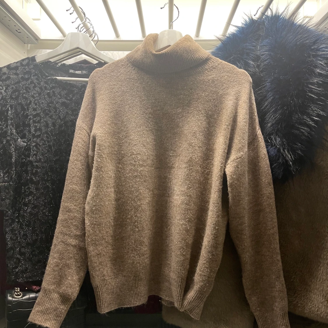Turtle neck tröja i beige 