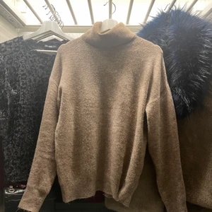 Turtle neck tröja i beige  - Super fin Turtle-neck tröja i mörkare beige, passar perfekt nu till kyligare väder 