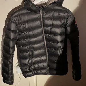 Colmar jacka - Säljer min jätte fina colmar jacka som jag köpte 2020 sommaren! Använde den under vintern 2021, den är i väldigt bra Skick men på ett ställe är den lite sönder som ni ser på bilden! Man kan både ha den på vintern, hösten och våren skulle jag säga! Säljer den för den har blivit för liten för mig. Vi köpte den för ca 4000/4200 men säljer den för minst 1700! Man står för frakten själv 