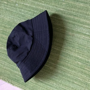 COS buckethat solhatt  - Hej! Säljer en superfin oanvänd buckethat från Cos.