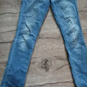 Tommy hillfiger jeans lite bootcut,  väldigt snygga och sköna, som tyvärr inte passar mig. Köparen står för frakten 🙂