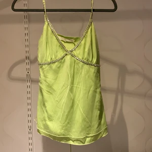 grönt linne  - fint grönt linne köpt i second hand men andvände aldrig pga att de var för litet. köparen står för frakt, priset kan diskuteras.💚