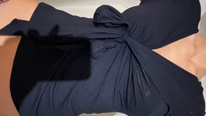 Svart volang topp - En superfin svart topp med knytning som sitter så snyggt. Köpt på sellpy!