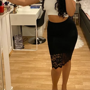 Midi kjol - En midi kjol från Gina tricot i strl xs. Använd fåtal ggr