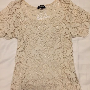 Beige tröja  - Säljer min tröja i storlek M men är som S. 