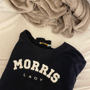 MORRIS TRÖJA - En marinblå/svart Morris tröja i stolen xl men mer som en L/M