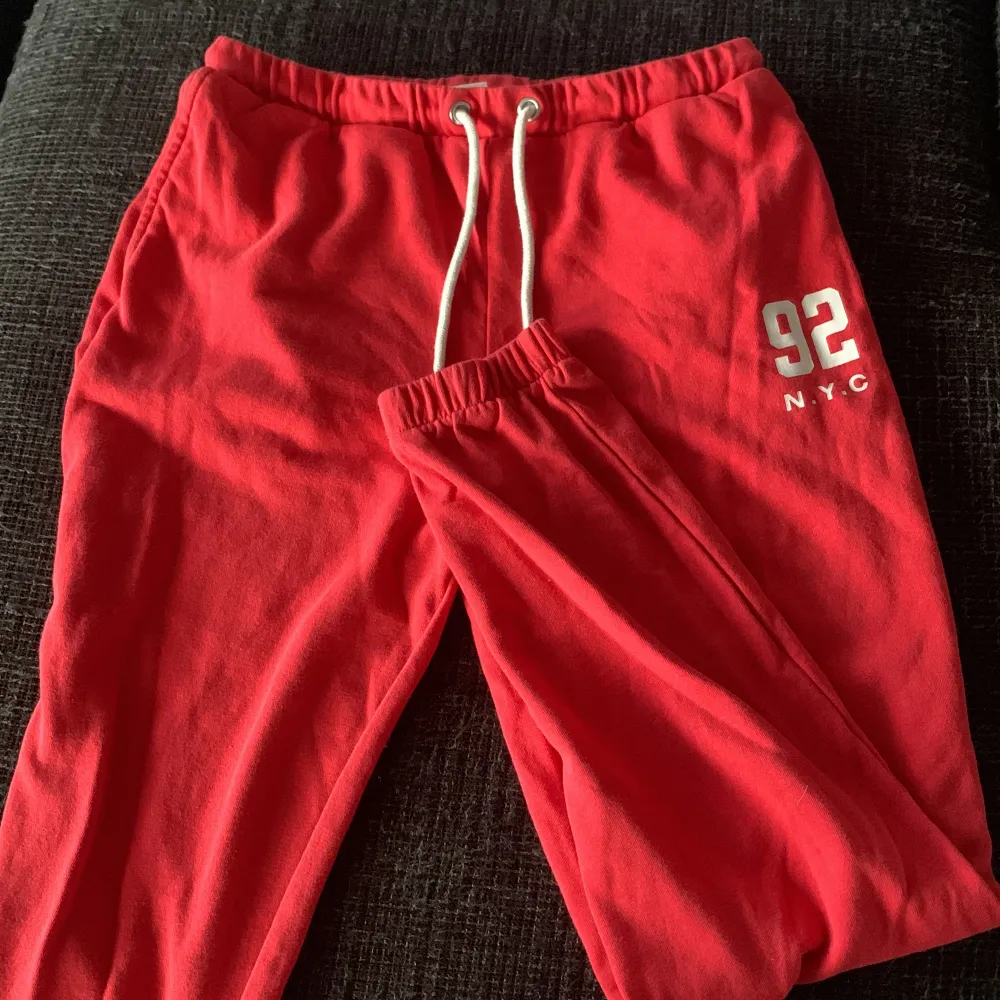 Dessa röda mjukis byxor med ficka! Lite tunna men endå sköna, Bra skick har bara användt dom typ 2 gånger eller 1 🩸❤️Storleken är S😋. Farkut & Housut.