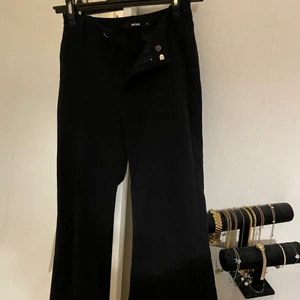 36 - Ett par jätte fina kostym byxor i storlek 36, säljs då dom är för korta för mig 