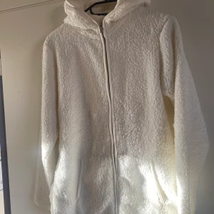 Kofta - Mjuk mysig kofta. Aldrig använd. Storlek S/M. 70kr + frakt 66kr.