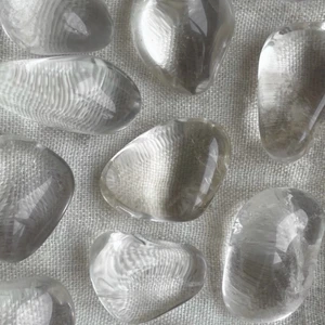 Bergkristall 🤍 - Bergkristall är den kraftfullaste healingkristallen. Den ger klarhet i dina tankar och skapar en vision för ditt liv. Kristallen ger ökad tydlighet, medvetenhet och fokus. Den rensar ut gamla och negativa energier.
 