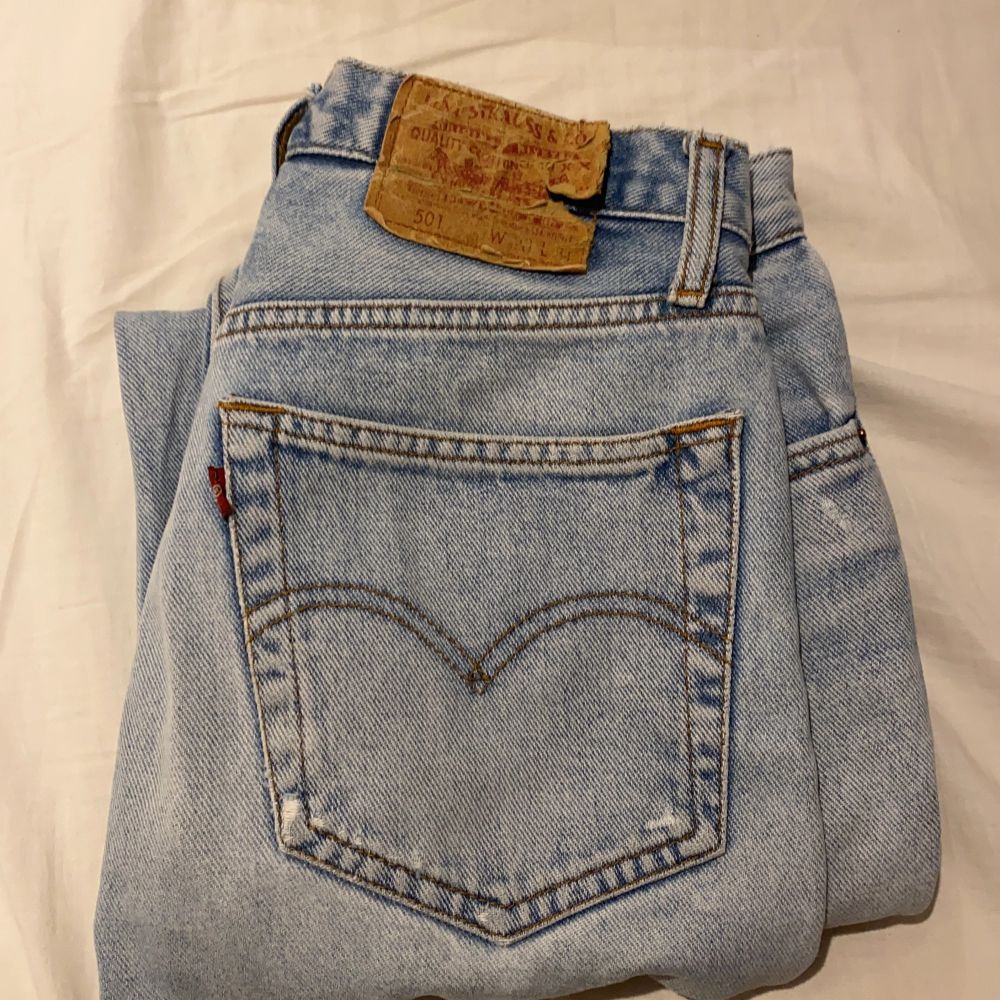 Funderar på att sälja dessa lågmidjade straight levis jeans! De är URsnygga och passar till allt. Säljer vid bra bud! 😇 köparen står för frakt. Jeans & Byxor.