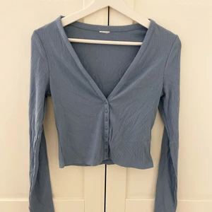 Blå tröja - Blå tajt tröja/kofta. Väldigt fint skick. Oanvänd.