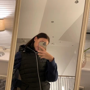 Väst från zara - Säljer min jättefina väst från zara, älskar den men har fler så den kommer inte till användning❤️