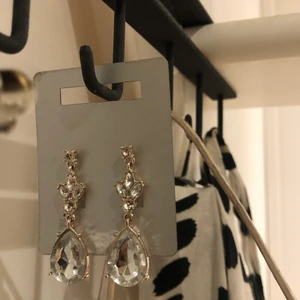 Örhängen  - Ett par fina örhängen som jag fick av min farmor innan hon dog jag säljer dom då jag redan har exakt lika dana och då är de lika bra att sälja💚♻️