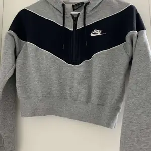 En super fin croppad hoodie från Nike PRIS KAN ÄVEN DISKUTERAS❗️❗️