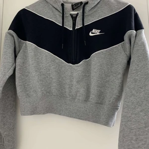 Croppad hoodie från nike - En super fin croppad hoodie från Nike PRIS KAN ÄVEN DISKUTERAS❗️❗️