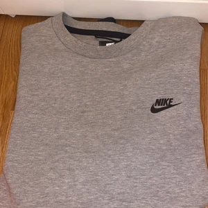 Grå Nike tech fleece swetter storlek M - Snygg grå Nike swetter i storlek M använd runt 3 gånger inga defekter skit snygg men lite stor på mig skriv privat för mer info,bilder ny pris 1100 säljer för 500 då den är perfekt skick 