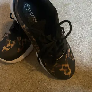 Svarta skor med leopard mönster. Aldrig använda. I storlek 38/5 och kommer från Boohoo pris: 70kr 