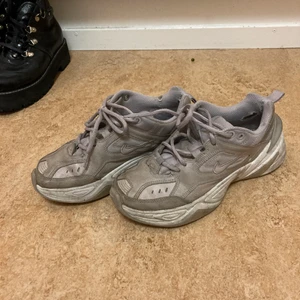 Nike chunky sneakers  - Gråa/silver chunky sneakers Nike. Använda och lite slitage men fortfarande i bra skick. Köpta här på Plick men dom var tyvärr för små.