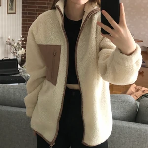 Vit teddyjacka - Vit teddyjacka med bruna detaljer och en bröstficka med dragkedja. Inte så tjock, så en hoodie passar perfekt under. Storlek S men skulle även passa en M. Originalpris från sidan är 399kr. Fler bilder finns! Köpare står för frakt.