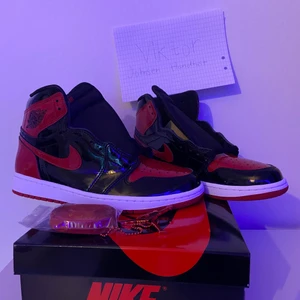 Air Jordan 1 Retro High Og Patent Bred  - Tja! Wts Air Jordan 1 Retro High Og Patent Bred. DS = nya /oanvända  Storlek 42,5 eu , us 9  Pris 2500 kr  Plus 100 kr frakt annars finns det o hämta i Kristinehamn   Skicka pm vid funderingar/frågor 🔑
