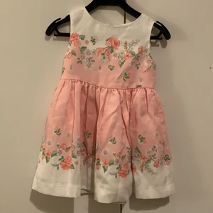 Klänning  - Underbar sommarklänning från spanska Mayoral. Helt nytt kollektionsprov 