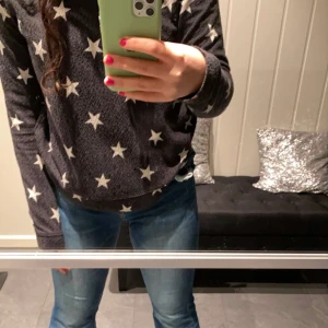 Tröja med stjärnor - ❤️‍🩹 Veldig fin 