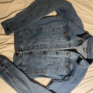 Säljer min jeans jacka som ser helt ny ut och är knappt använd, då den är tajt på mig, den är från vero Moda, kostar 300kr ny. Köparen står för frakten