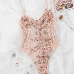 Korsett - (Victorias secret dupe) Säljer min helt oanvända body/ korsett. Den är helt oanvänd då den är för liten för mig. Min plan var att klippa bort body delen och ha den som en korsett topp men kände att det var onödigt då den inte passade mig, men sitter säkert som en smäck på en annan 🤩🙏 Den är ifrån Shein <3