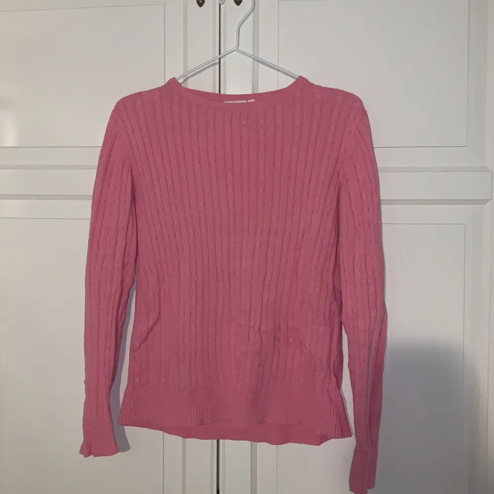 Stickad långärmad tröja i varm rosa färg. Köpt från Dea Axelssons för några år sedan och bara använd litegrann sedan dess. Lite uttöjd i ändarna på armarna. Storleken är xs, men skulle säga att den även passar s.                                                                                       Skick: Bra. Stickat.