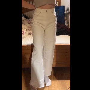 Vita jeans - vita straight jeans från lager 157. i storlek S💞