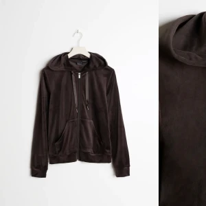 Jätte fin brun kofta från ginatricot💕 - Säljer denna jätte fina bruna koftan från ginatricot eftersom att jag köpte ett par byxor i samma färg men tyvärr så var dom för små. Skriv om ni är intresserade💕