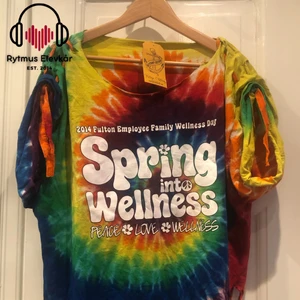 Tie dye t-shirt - Tie dye t-shirt med tryck i okänd storlek. Säljs av Rytmus Stockholms Elevkår, alla kläder som säljs har skänkts utav elever på Rytmus och de pengar som samlas in från klädinsamlingen ges oavkortat till WWF. Ta chansen och köp fina kläder second hand och bidra på samma gång till att bevara miljön!